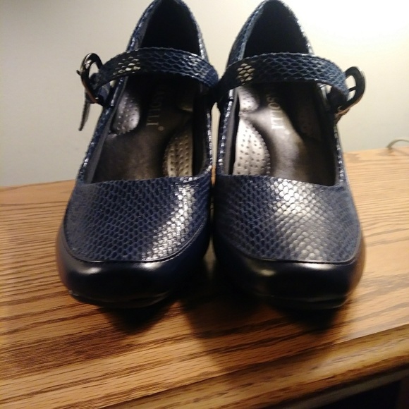 Rosolli Navy Heels - Picture 8 of 11